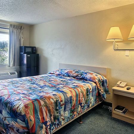 Motel 6 ปาล์มเบย์ ภายนอก รูปภาพ