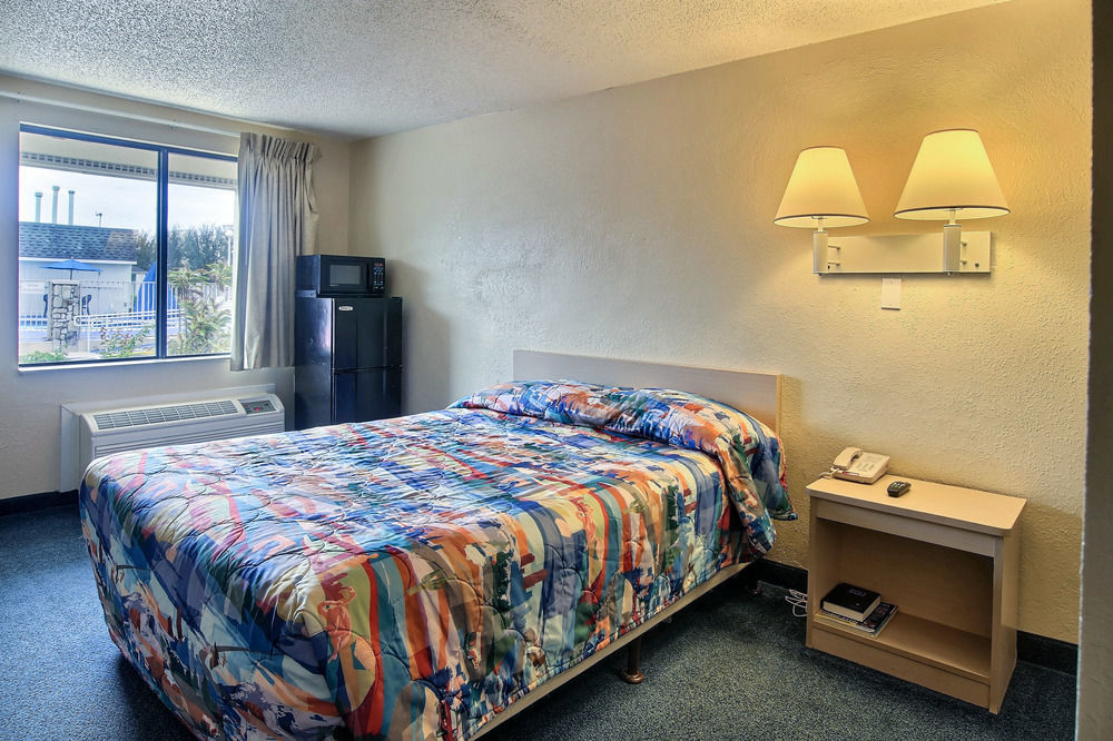 Motel 6 ปาล์มเบย์ ภายนอก รูปภาพ